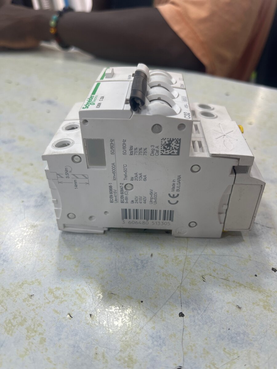 Disjoncteur Schneider 32A