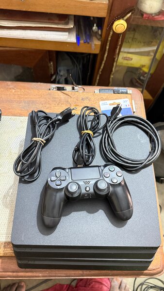 PS4 Slim crackée 1Tera