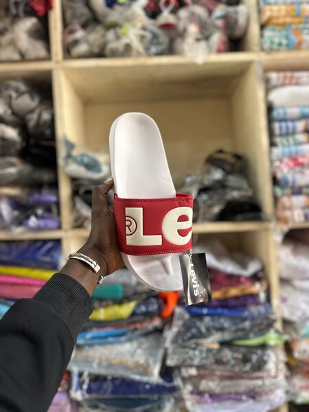 Claquettes Levi's blanches