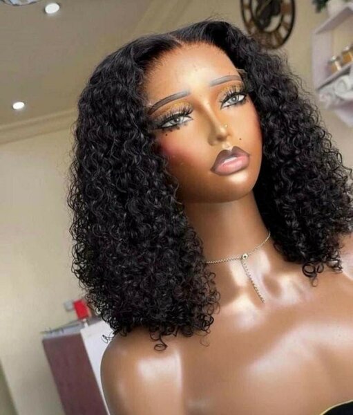 Perruque cheveux bouclés noirs