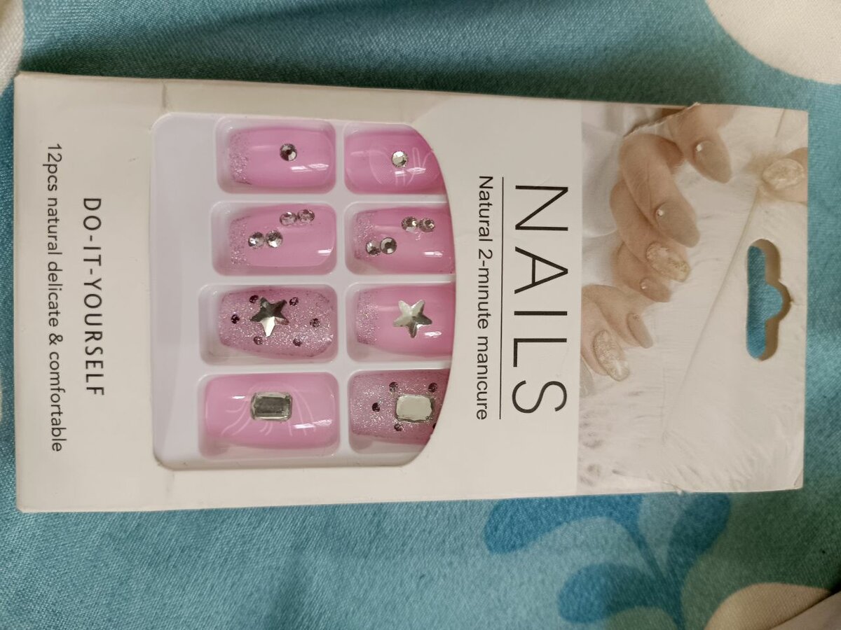 Faux ongles rose avec strass