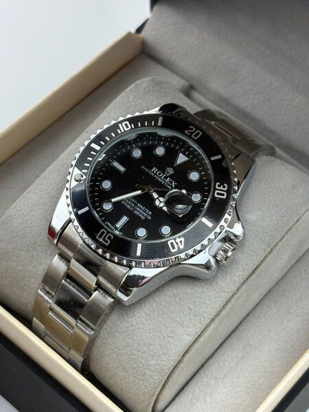 Montre de luxe argentée