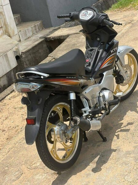 Moto Yamaha RX King noir et argent