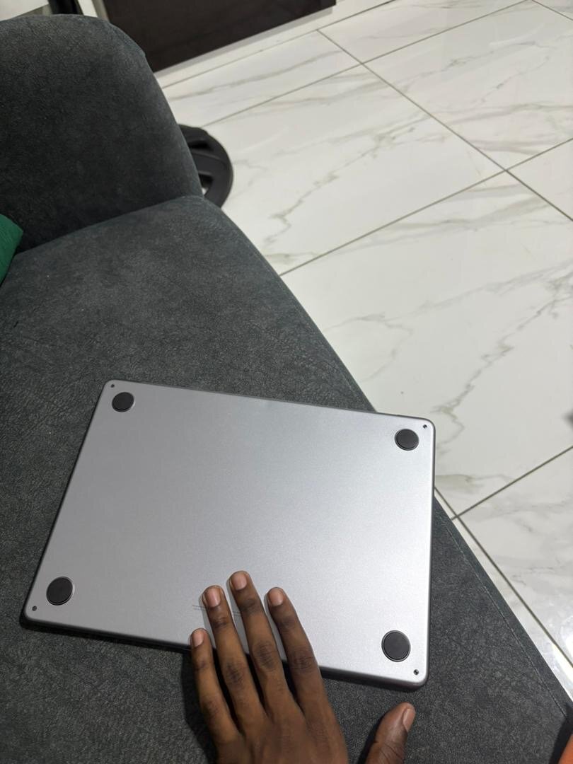 MacBook Air M2 – Sleek Silver