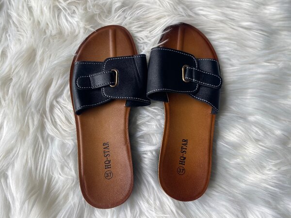 Sandales noires en cuir élégant