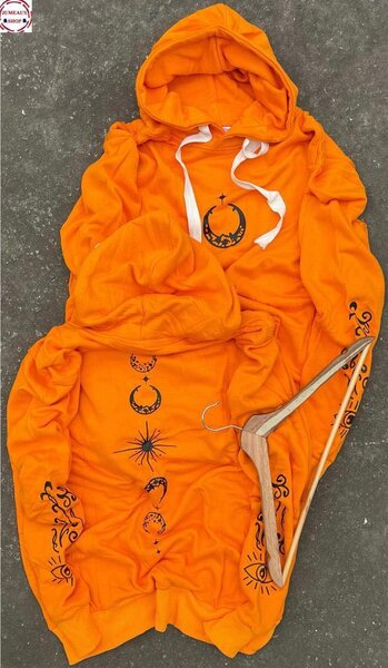 Sweat à capuche orange motifs