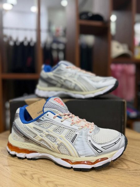 Chaussures de sport Asics gris et blanc