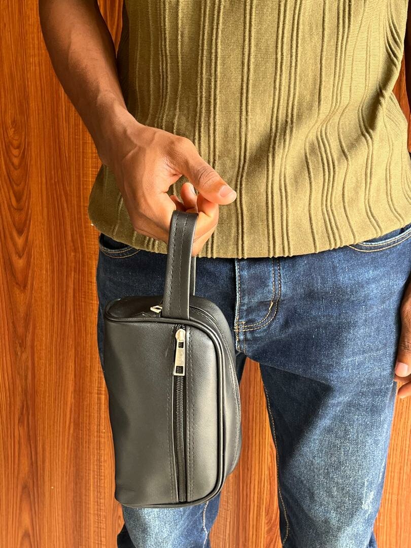 Trousse de toilette en cuir noir