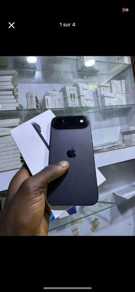 iPhone noir avec accessoires