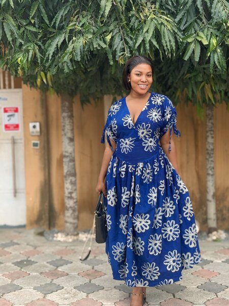 Robe fleurie élégante bleue