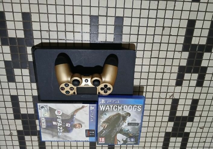 Console PS4 Slim avec manette dorée