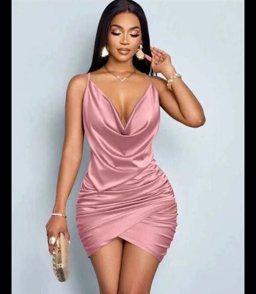 Robe en satin rose pour femme