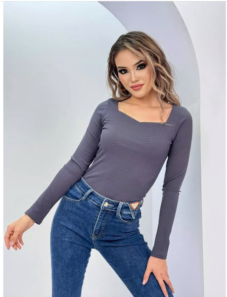 Кофта нарядная с вырезом обтягивающая