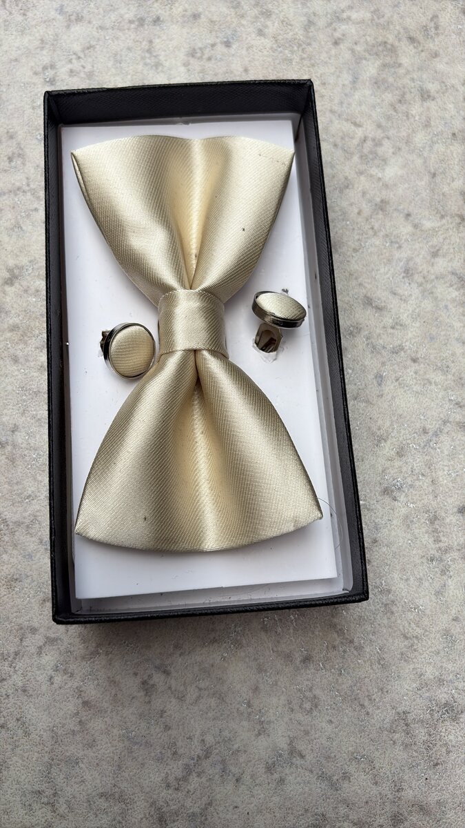 Noeud papillon et boutons de manchette