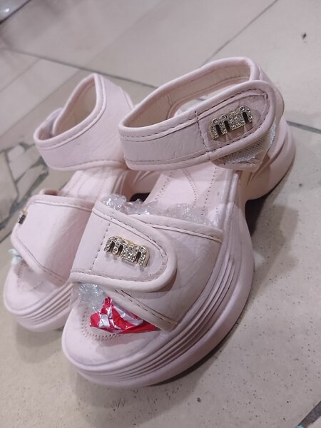 Sandales compensées rose élégantes