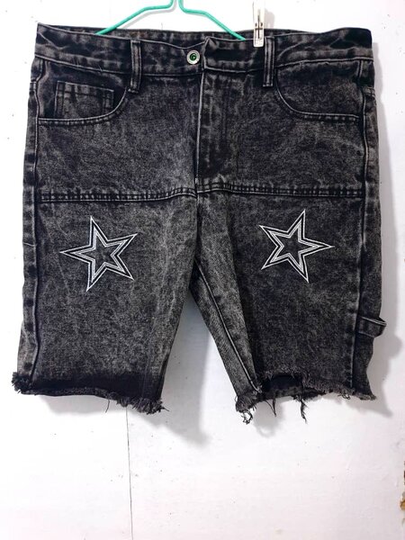 Shorts en jean noir déchiré avec étoiles