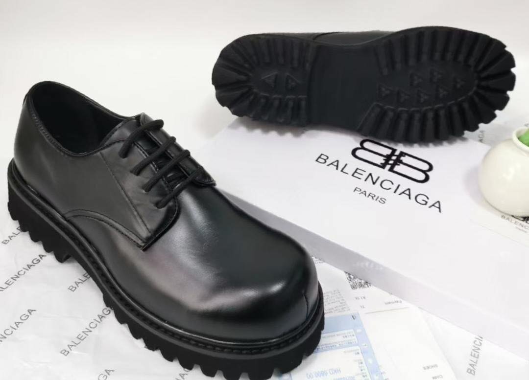 Chaussures en cuir noir Balenciaga