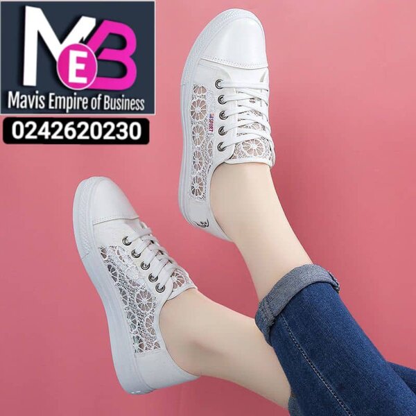 Lady's breathable sneakers