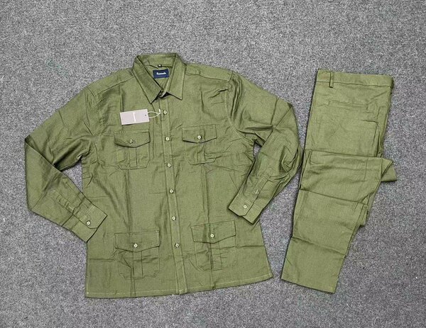 Ensemble uniforme militaire