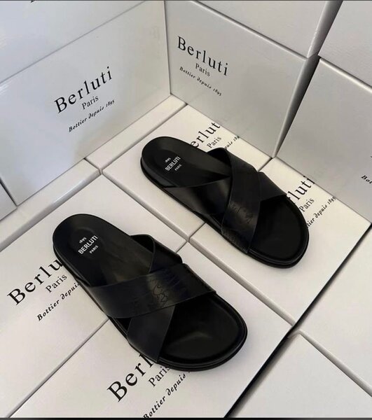 Sandales noires en cuir stylées