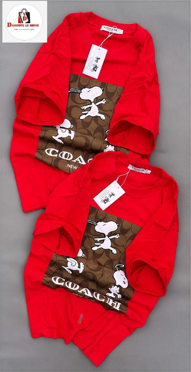 T-shirts rouges et blancs