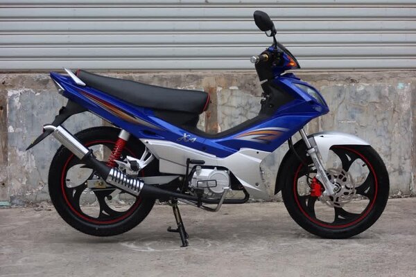Moto Yamaha bleu et blanc