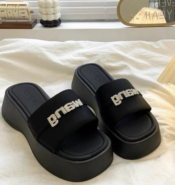 Sandales compensées en cuir noir pour femme