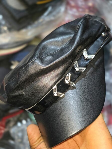 Casquette en cuir élégante