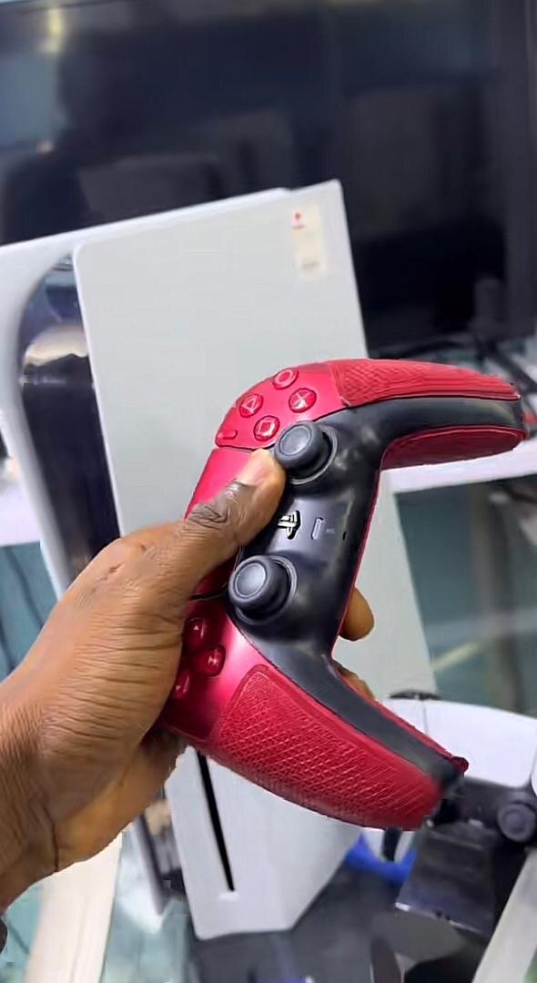 Manette PS5 DualSense - Rouge ou Blanche