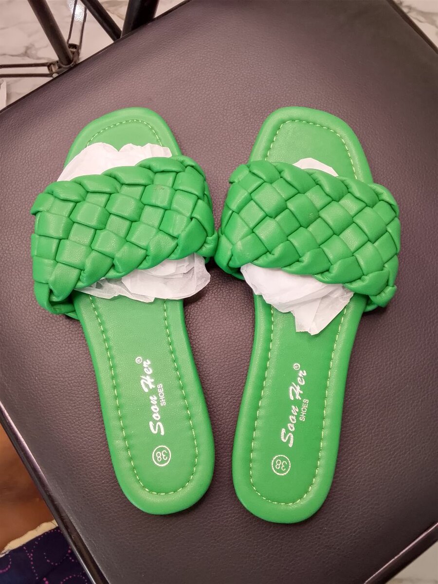 Sandales tressées colorées