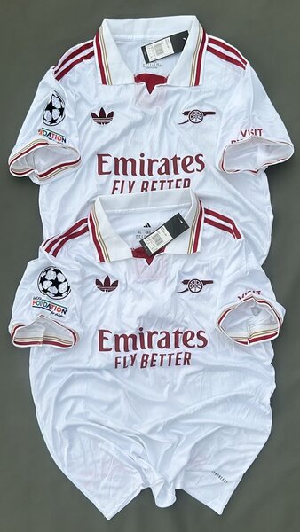 Maillots de football rouges et blancs