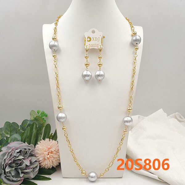 Collier et boucles dorés