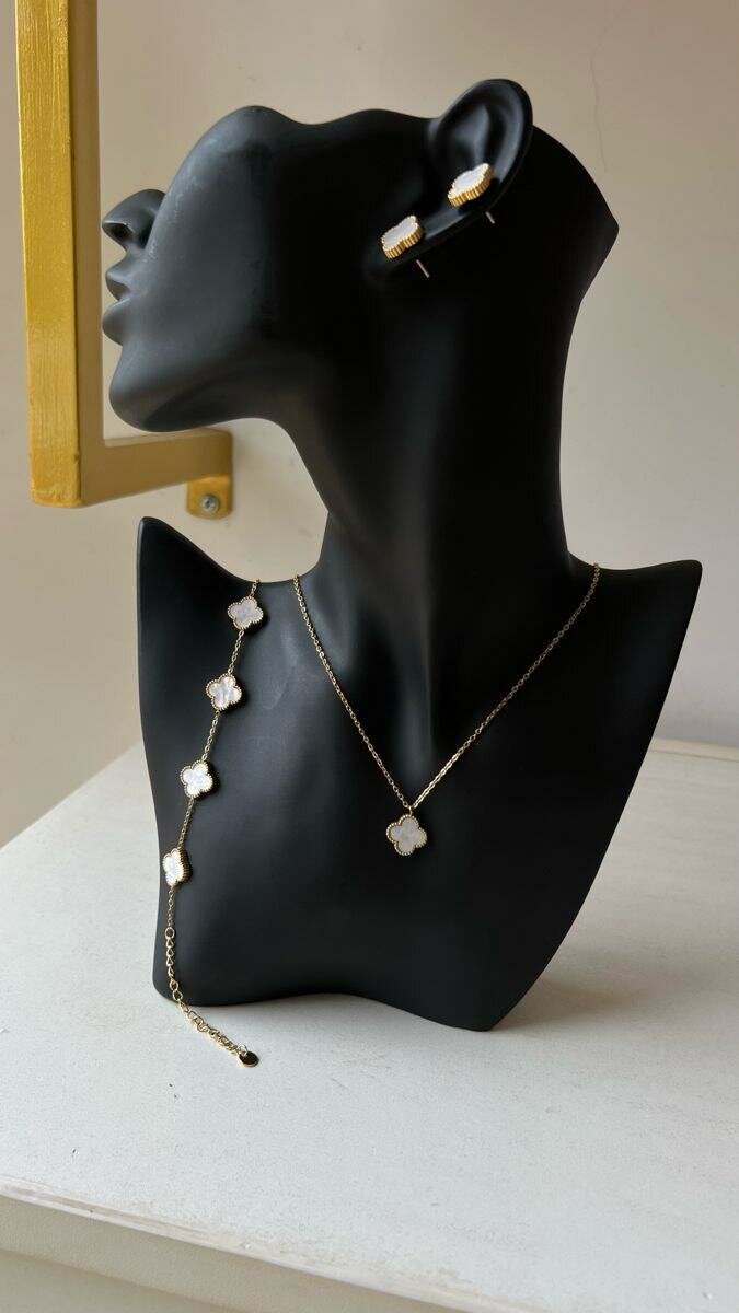 Ensemble collier et boucles d'oreilles Van Cleef