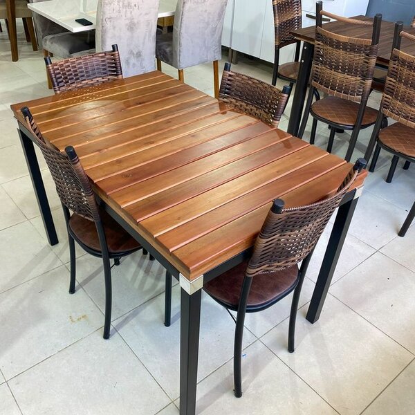 Table à manger en bois avec chaises en rotin