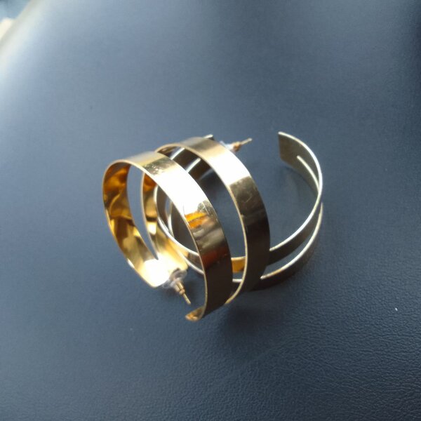 Boucles d'oreilles dorées élégantes