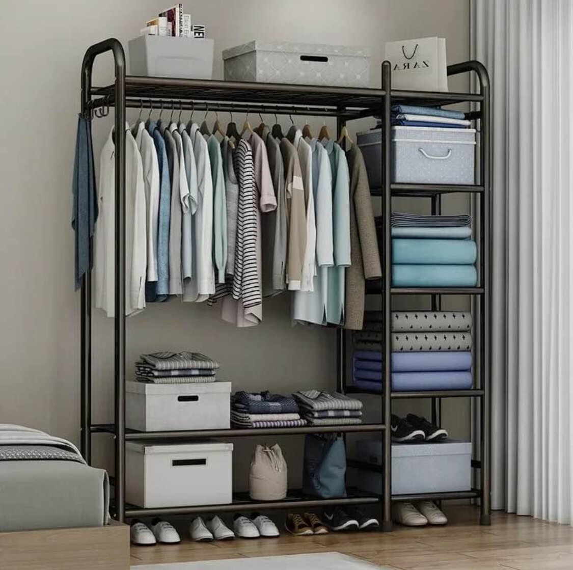 Porte-vêtements avec étagères