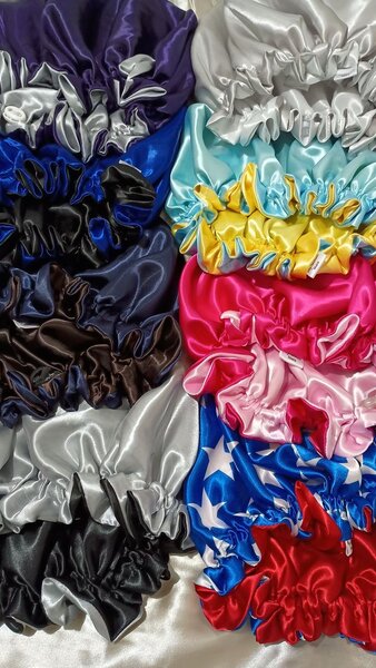 Bonnets en satin colorés luxe