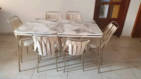 Ensemble table et chaises modernes