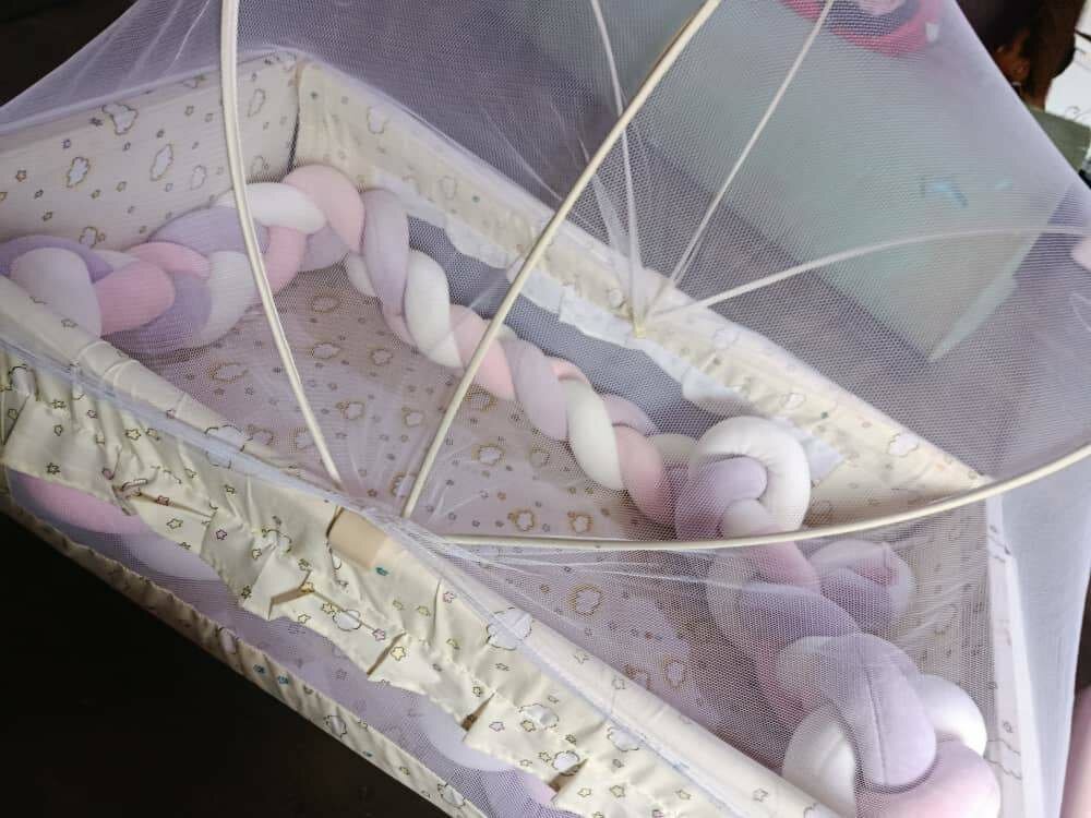 Lit bébé avec moustiquaire