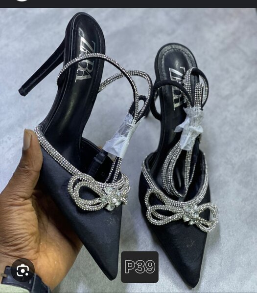 Escarpins à strass élégants