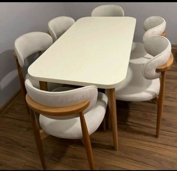 Table à manger en bois et chaises