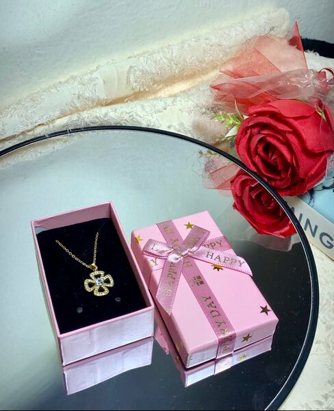 Collier doré fleur élégant