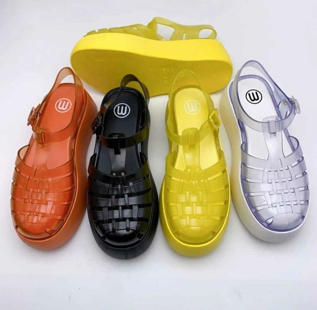 Sandales en plastique colorées