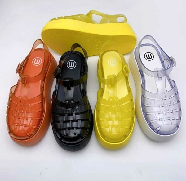 Sandales en plastique colorées