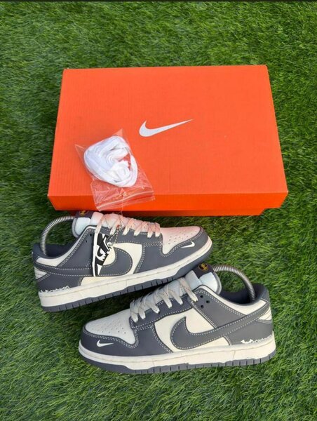 Chaussures Nike Dunk Low femme gris