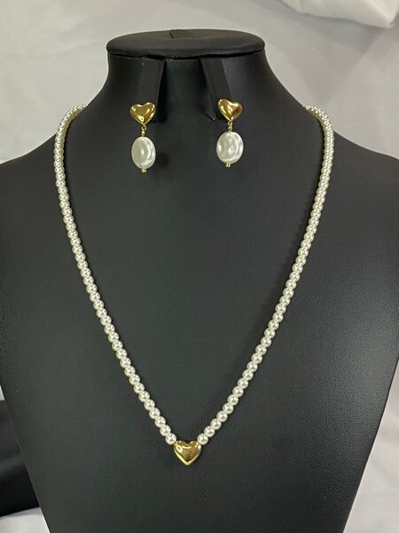 Collier avec perles blanches