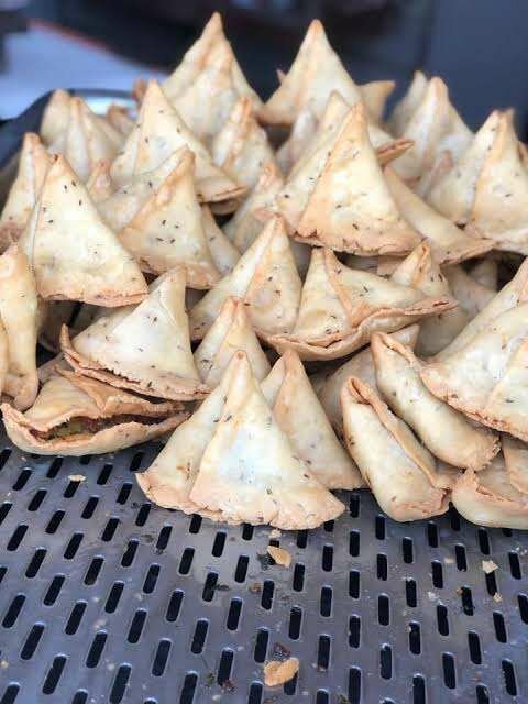 Allu Samosa with 3 chatnies