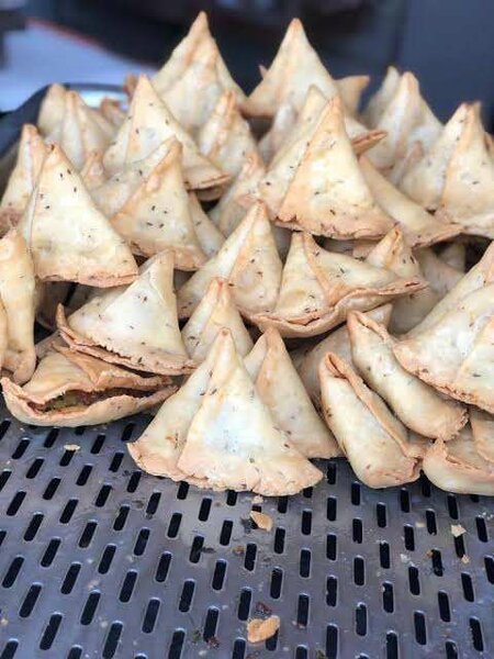 Allu Samosa with 3 chatnies