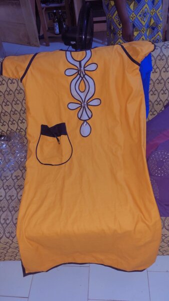 Robe en coton brodée