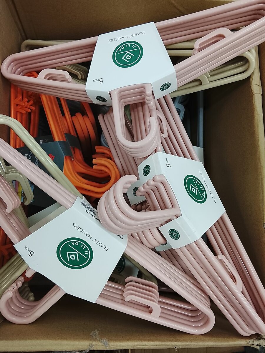 Cintres en plastique rose 5 pièces